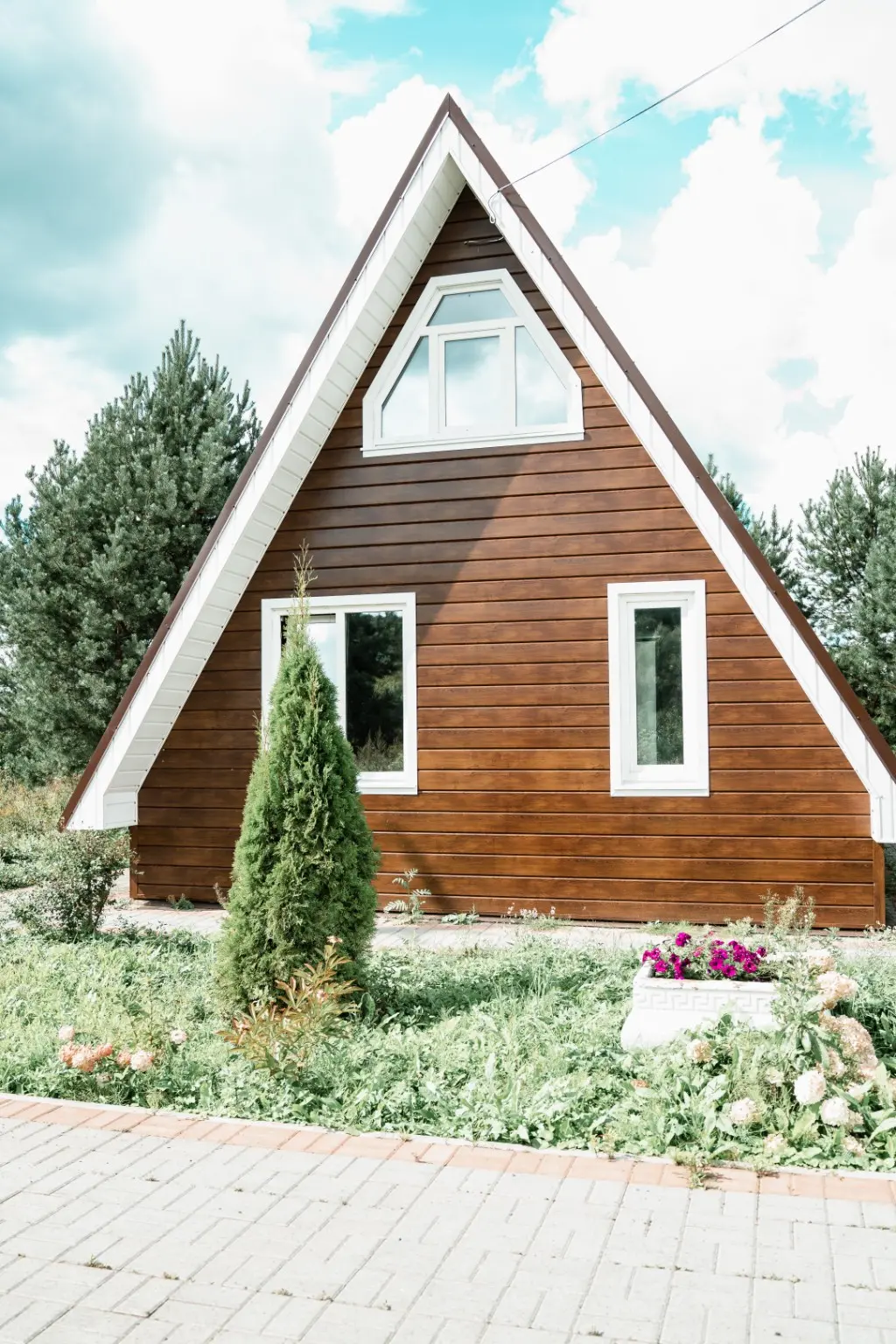Фасад A-frame среди сосен и цветников